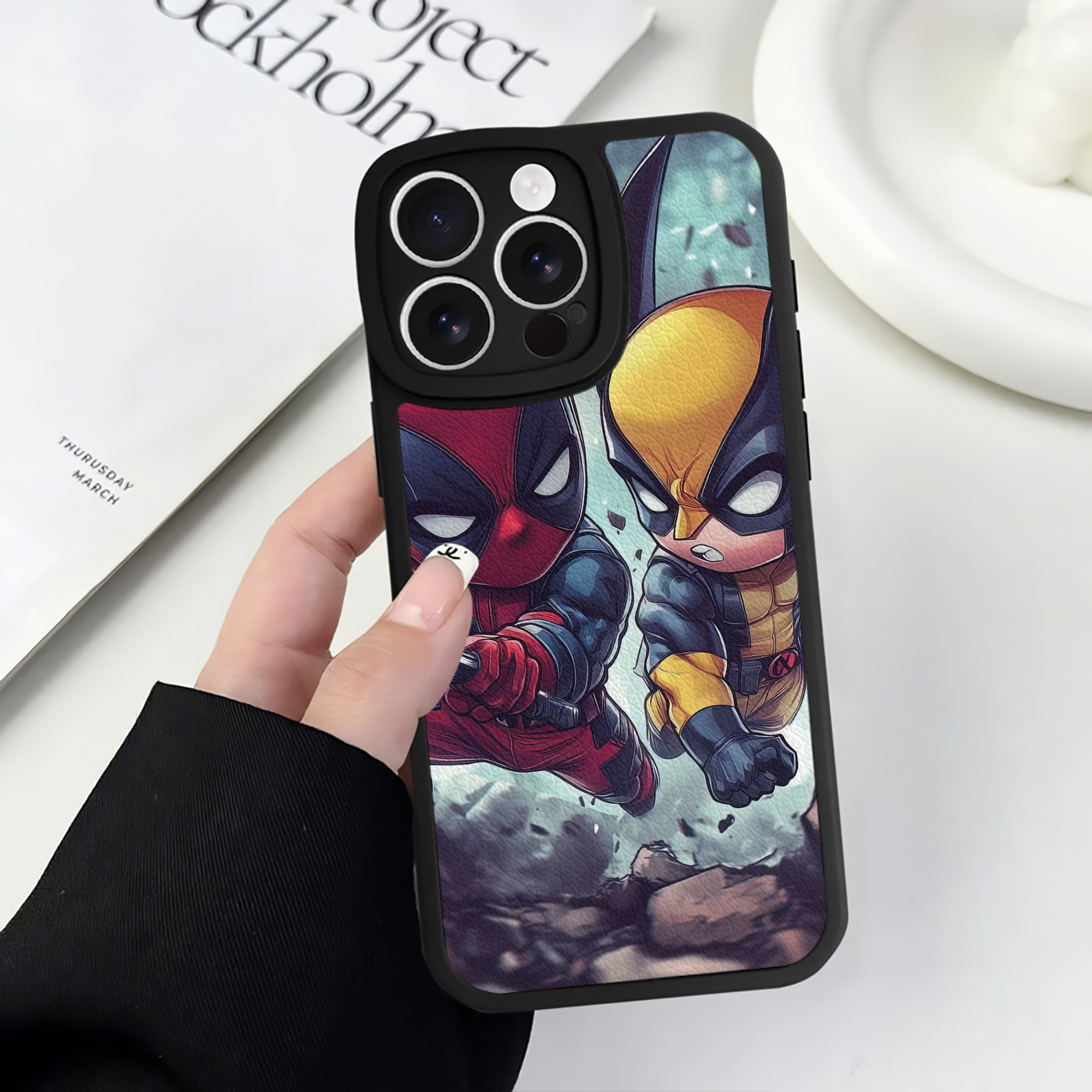 （画像用） Deadpool デッドプール 【iPhone 16シリーズ対応】シリコンスマホケース（レザー調） 材質：シリコン